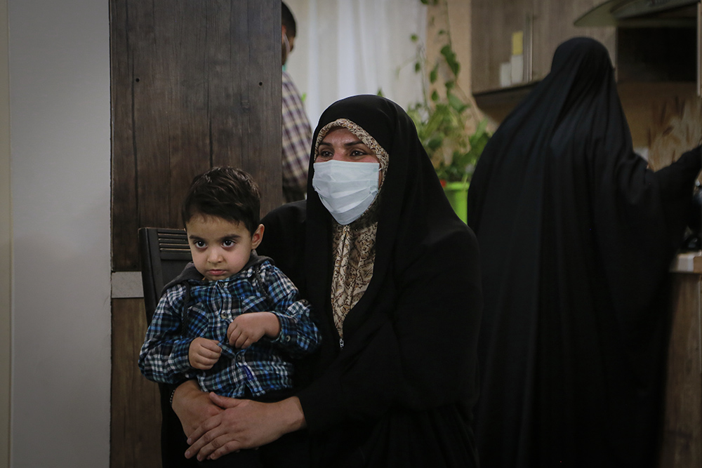 دیدار سرپرست نهاد کتابخانههای عمومی کشور با خانواده شهید محمدرضا دهقان امیری