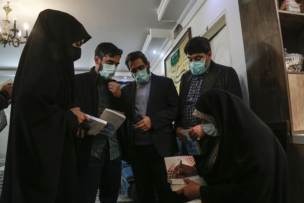 دیدار سرپرست نهاد کتابخانههای عمومی کشور با خانواده شهید محمدرضا دهقان امیری