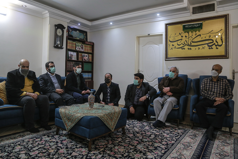 دیدار سرپرست نهاد کتابخانههای عمومی کشور با خانواده شهید محمدرضا دهقان امیری