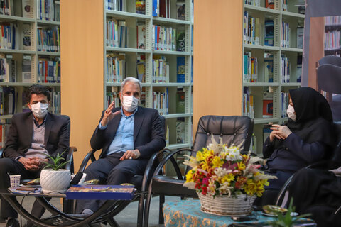 کتابخانه گردی مسئولان استانی در کتابخانه مرکزی همدان