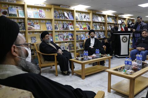 بازید فعالان فرهنگی و مسئولان استانی از کتابخانه آیت الله خامنهای قم