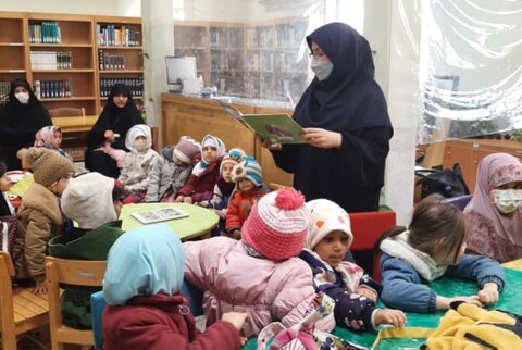 درهای کتابخانه را با خوشرویی به روی مردم باز می کنیم