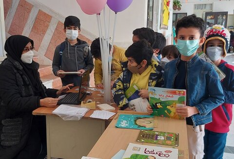 درهای کتابخانه را با خوشرویی به روی مردم باز می کنیم