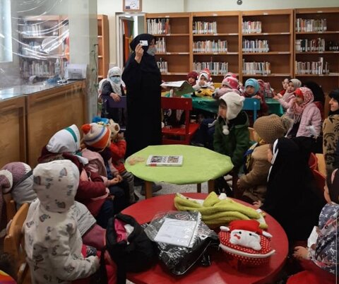 درهای کتابخانه را با خوشرویی به روی مردم باز می کنیم