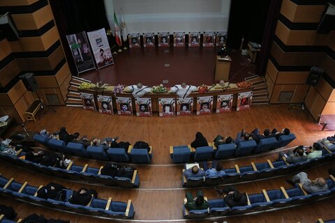 ویژه برنامه ملی روایت مادری با نقد و بررسی کتاب «لحظه های ناگزیر» در ایلام برگزار شد