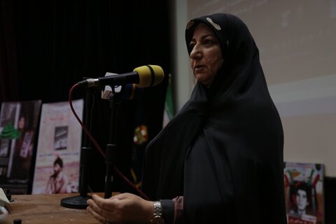 ویژه برنامه ملی روایت مادری با نقد و بررسی کتاب «لحظه های ناگزیر» در ایلام برگزار شد