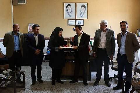 مدیرکل کتابخانههای عمومی یزد از معلمان سه آموزشگاه تقدیر کرد