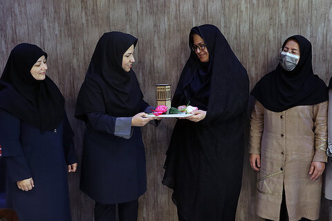 مدیرکل کتابخانههای عمومی یزد از معلمان سه آموزشگاه تقدیر کرد