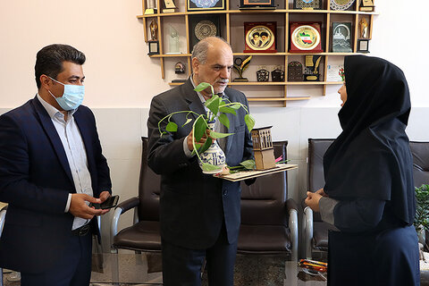 مدیرکل کتابخانههای عمومی یزد از معلمان سه آموزشگاه تقدیر کرد