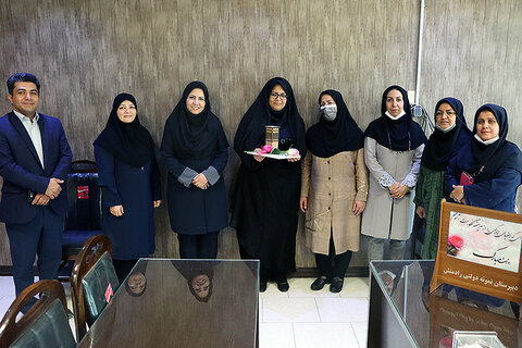 مدیرکل کتابخانههای عمومی یزد از معلمان سه آموزشگاه تقدیر کرد