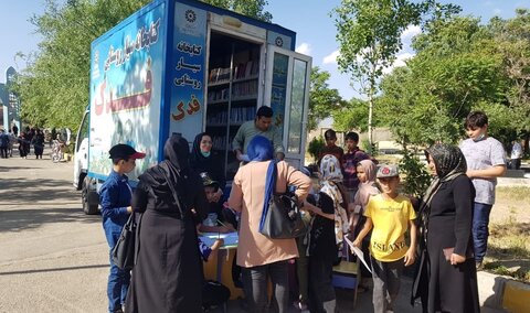 حضور کتابخانههای سیار فروغ دانایی و فدک در مراکز پرجمعیت و پرتردد شهری استان البرز