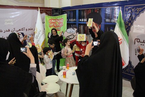 قصه گویی مریم امید خدا؛ مسئول کتابخانه عمومی ولیعصر(عج) در مصلی تهران