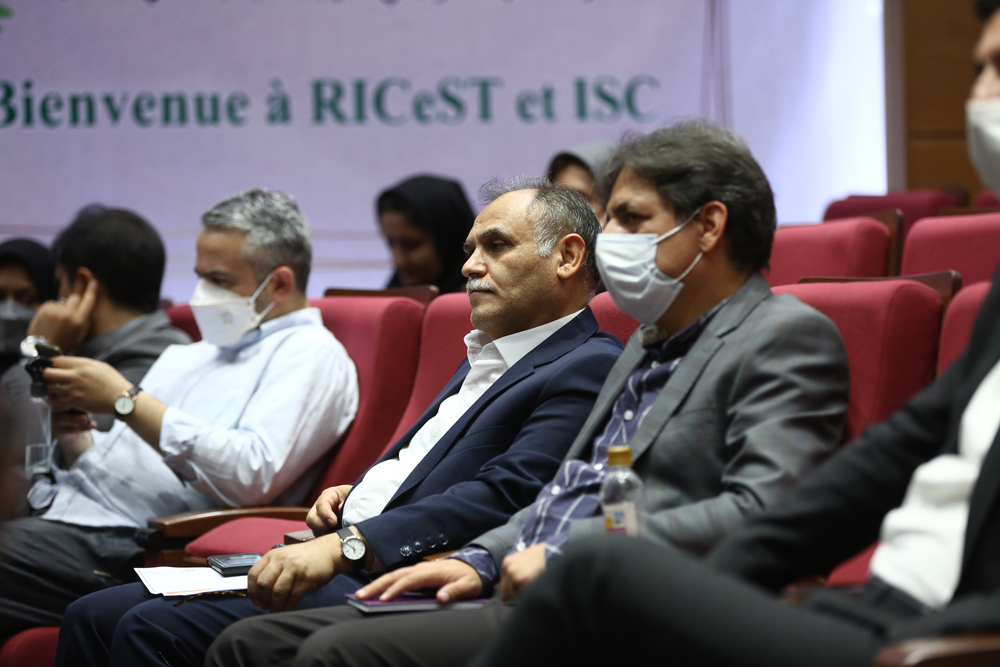 آمار کتابخانههای عمومی کشور با وجود دبیرستانها می تواند دو برابر شود