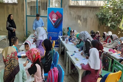 کتابخانه سیار شهدای گمنام شهرستان هرسین میزبان علاقه مندان به کتابخوانی شد