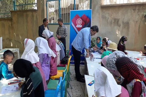 کتابخانه سیار شهدای گمنام شهرستان هرسین میزبان علاقه مندان به کتابخوانی شد