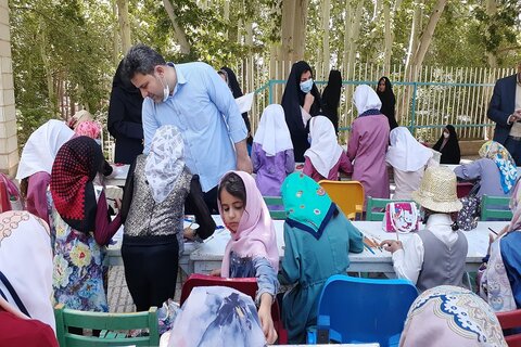 کتابخانه سیار شهدای گمنام شهرستان هرسین میزبان علاقه مندان به کتابخوانی شد