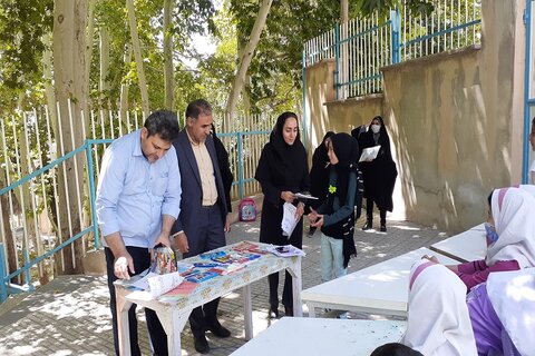 کتابخانه سیار شهدای گمنام شهرستان هرسین میزبان علاقه مندان به کتابخوانی شد