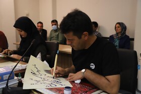 خوش نويسي از آثار  نظامي در همايش ملي قلم براي قلم همدان