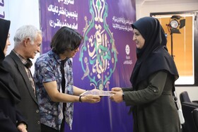 تقدير از خوشنويس در همايش ملي قلم براي قلم همدان