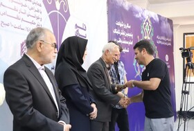 تقدير از خوشنويس همايش قلم براي قلم در همدان