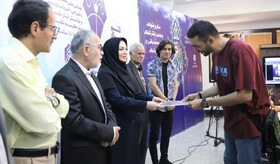 تقدير از طراح  در همايش ملي قلم براي قلم همدان