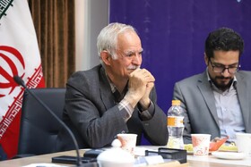 استاد سيد علي سجادي، خوشنويس چيره دست همداني در همايش ملي قلم براي قلم با موضوع آثار نظامي