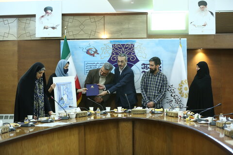 توجه به حوزه شعر و ادبیات، فرصت های تازه ای را در گفتگو با جامعه ایجاد می کند