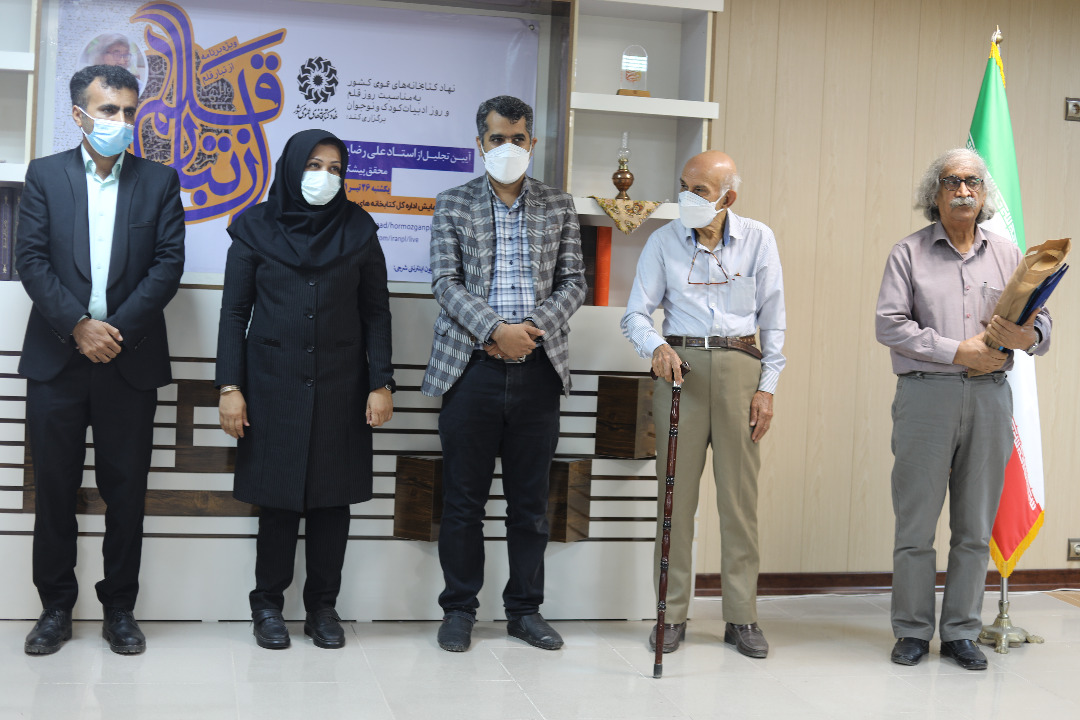 نویسندگان و صاحبان قلم به فرهنگ هویت و معنا میدهند