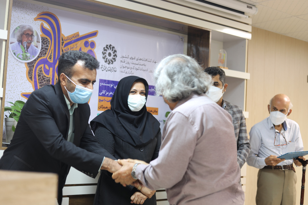 نویسندگان و صاحبان قلم به فرهنگ هویت و معنا میدهند