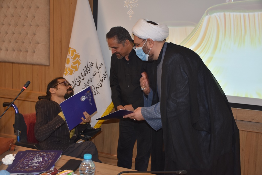 هدف محافل ادبی کتابخانه ها شناسایی، پرورش و تقویت استعدادهای ادبی کشف نشده جامعه است