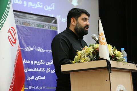 در کنار منابع مکتوب و غیرمکتوب، کتابداران هم منبع اطلاعاتی محسوب میشوند