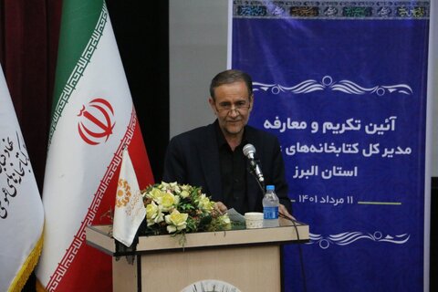 در کنار منابع مکتوب و غیرمکتوب، کتابداران هم منبع اطلاعاتی محسوب میشوند