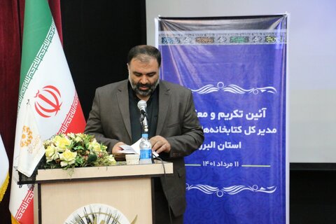 در کنار منابع مکتوب و غیرمکتوب، کتابداران هم منبع اطلاعاتی محسوب میشوند