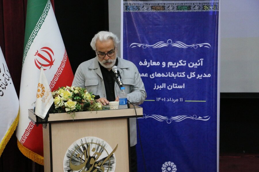 در کنار منابع مکتوب و غیرمکتوب، کتابداران هم منبع اطلاعاتی محسوب میشوند