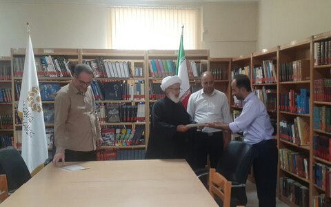 لزوم ایجاد زمینه انس و الفت مردم به ویژه جوانان با کتاب