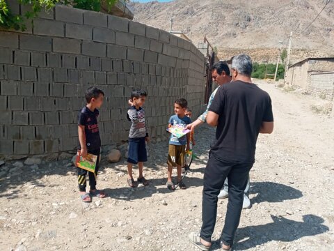 طعم شیرین کتابخوانی در باغهای سیب کاکان