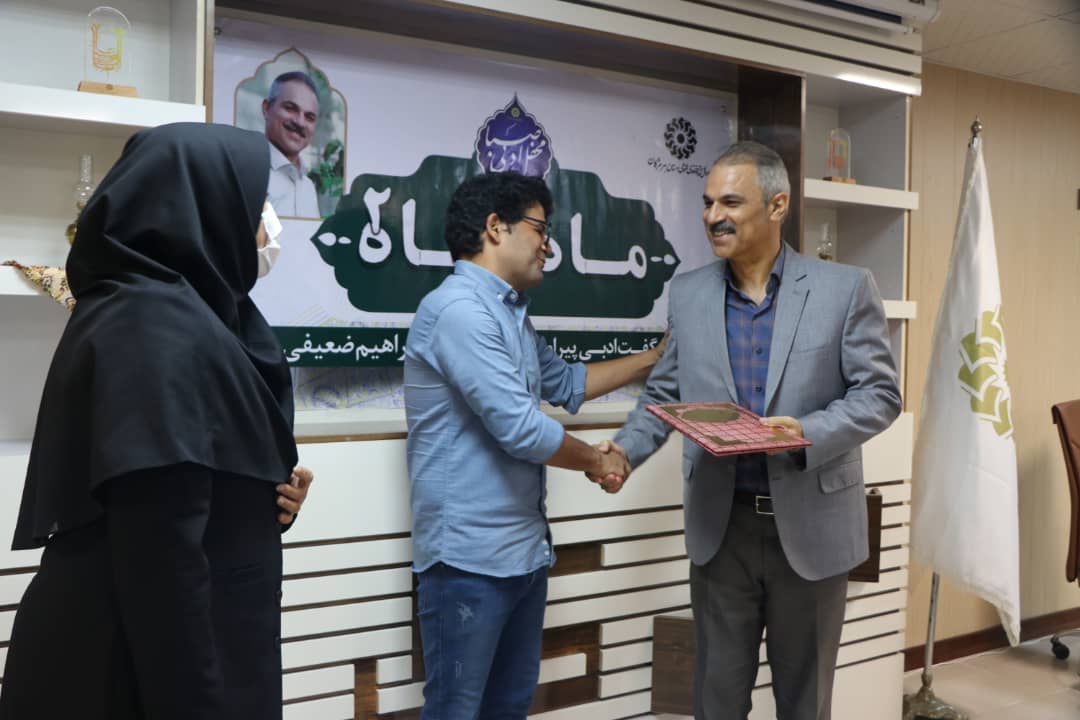 شاعر هرمزگانی در ویژه برنامه «ماه نگاه ۲» تجلیل شد