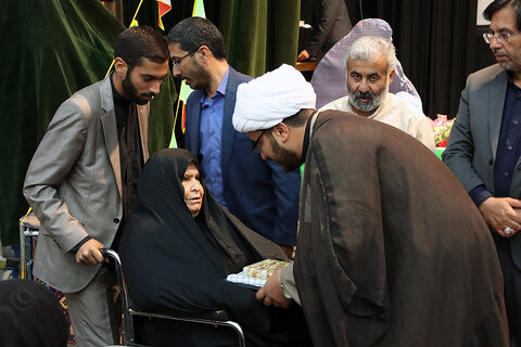 مادران هشت شهید دفاع مقدس یزد در ویژهبرنامه «روایت مادری» تجلیل شدند