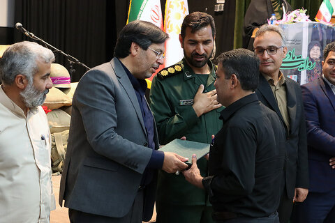 مادران هشت شهید دفاع مقدس یزد در ویژهبرنامه «روایت مادری» تجلیل شدند