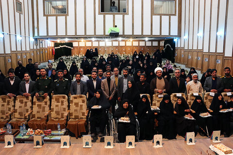 مادران هشت شهید دفاع مقدس یزد در ویژهبرنامه «روایت مادری» تجلیل شدند