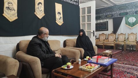 دیدار سرپرست اداره کل کتابخانه های عمومی استان قم با مادر شهید محمد معماریان