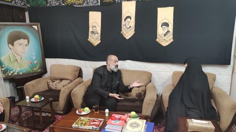 دیدار سرپرست اداره کل کتابخانه های عمومی استان قم با مادر شهید محمد معماریان