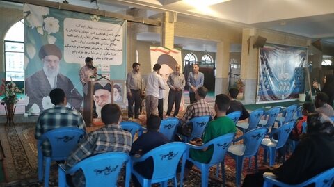 محفل ادبی «عصر شعری با شهدا» در روستای شیخ شبان برگزار شد