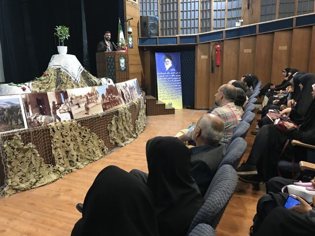 عصر شعر «عطش عشق» در قزوین برگزار شد عصر شعر دفاع مقدس