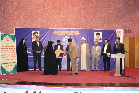 وظیفه نهاد کتابخانههای عمومی کشور در «توسعه دانایی» در رابطه با عضو معنا مییابد