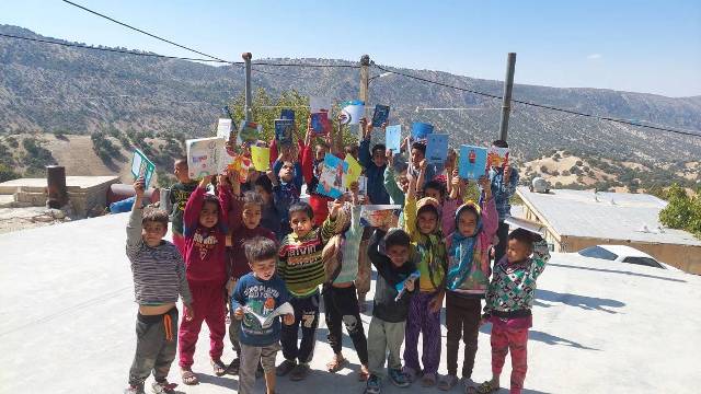 کودکان گلال و چین با کتاب مانوس شدند