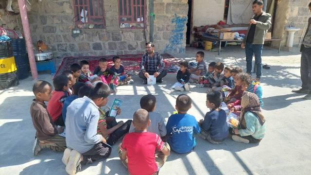 کودکان گلال و چین با کتاب مانوس شدند