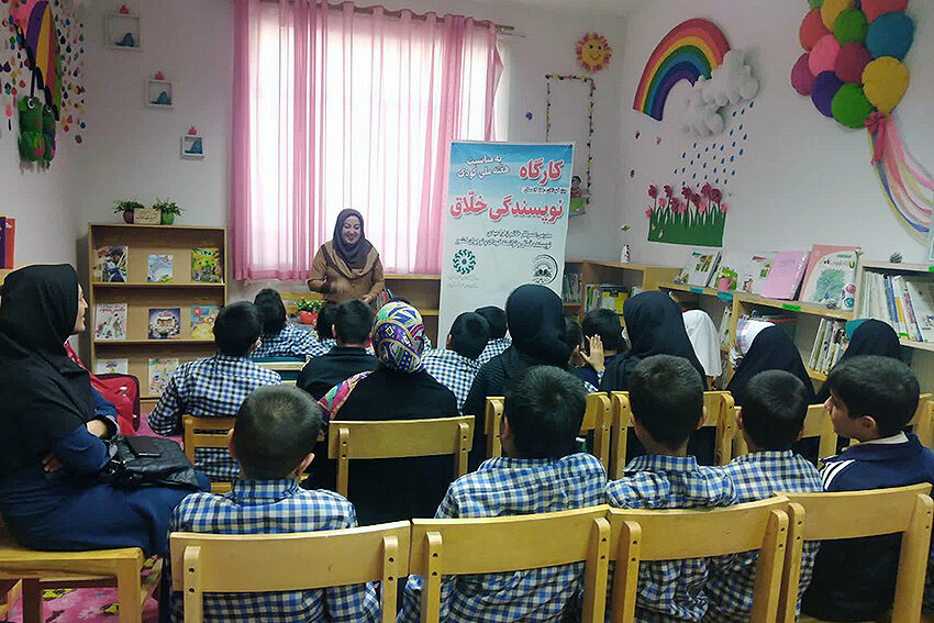 دوستی با کتاب و کتابخانه عاملی مهم در تحقق اهداف بزرگ زندگی است کارگاه آموزشی نویسندگی خلاق در کتابخانه شهید مطهری مهریز برگزار شد