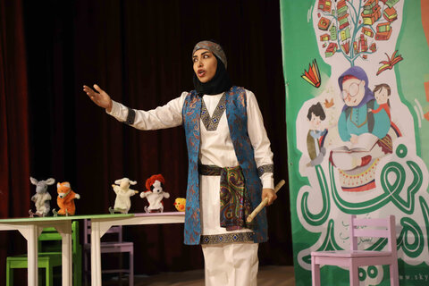 رقابت شرکت کنندگان دومین جشنواره قصهگویی در استان همدان