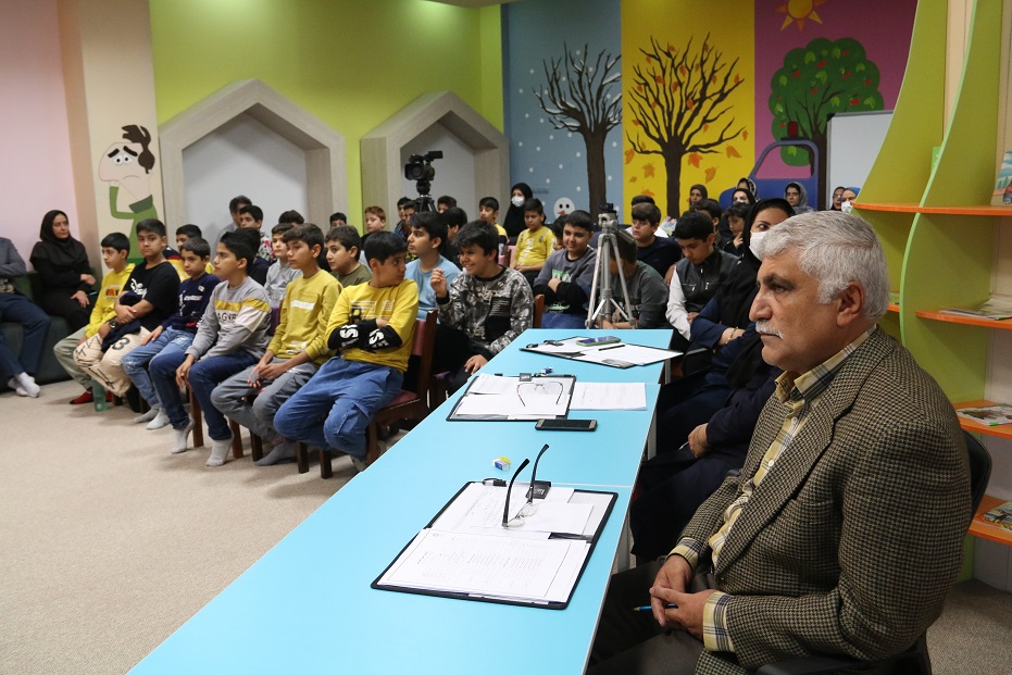 قصهگویی یکی از رایجترین راههای انتقال تجربه به کودکان است